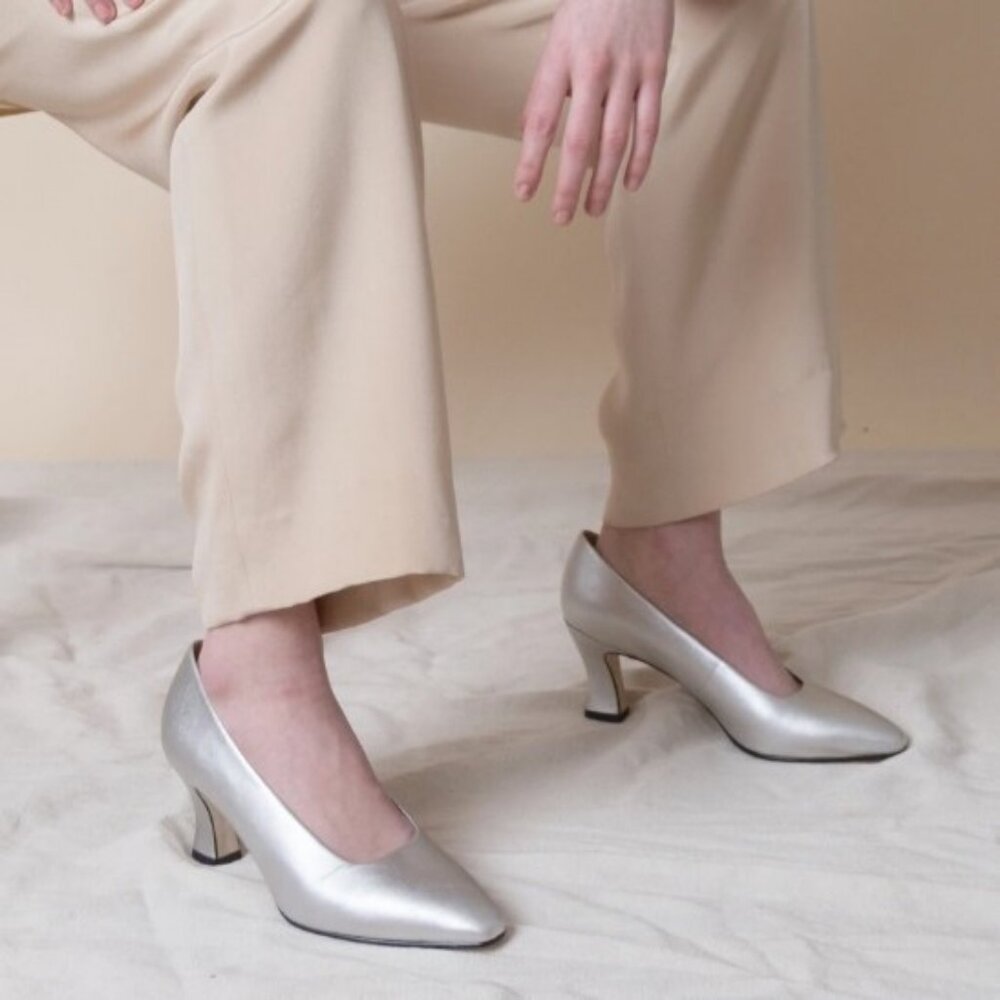1980s Nine West Vintage Metallic Silver Pumps Pointed Toe Heels
